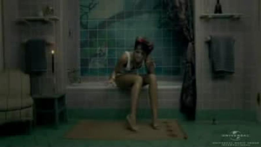 58931_MileyCyrus_WhoOwnsMyHeartOfficialMusicVideo.FLV_snapshot_00.35_2010.10.08_20.51.50_123_225lo.jpg