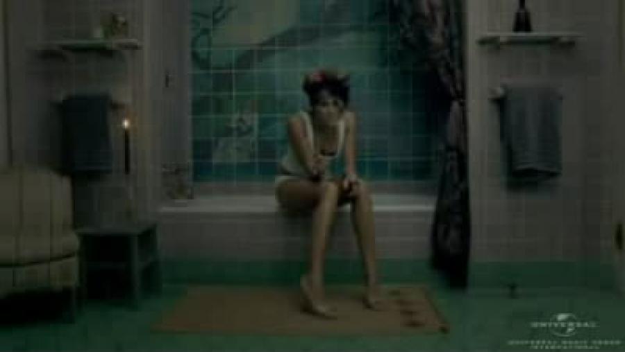 58949_MileyCyrus_WhoOwnsMyHeartOfficialMusicVideo.FLV_snapshot_00.51_2010.10.08_20.52.25_123_361lo.jpg