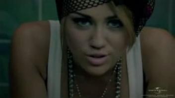 58935_MileyCyrus_WhoOwnsMyHeartOfficialMusicVideo.FLV_snapshot_00.40_2010.10.08_20.52.05_123_490lo.jpg