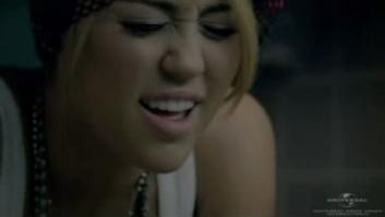 58951_MileyCyrus_WhoOwnsMyHeartOfficialMusicVideo.FLV_snapshot_00.56_2010.10.08_20.52.35_123_396lo.jpg