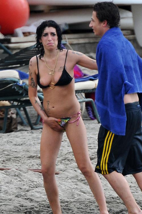 08026_gallery_enlarged-0103_amy_winehouse_bikini_01_122_167lo.jpg