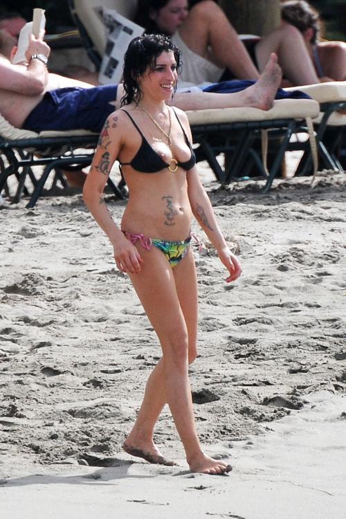 08090_gallery_enlarged-0103_amy_winehouse_bikini_03_122_538lo.jpg