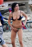 08023_gallery_enlarged-0103_amy_winehouse_bikini_00_122_435lo.jpg