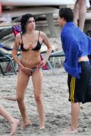 08084_gallery_enlarged-0103_amy_winehouse_bikini_02_122_671lo.jpg