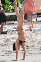 08192_gallery_enlarged-0103_amy_winehouse_bikini_11_122_690lo.jpg