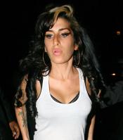 Amy Winehouse looks like slut