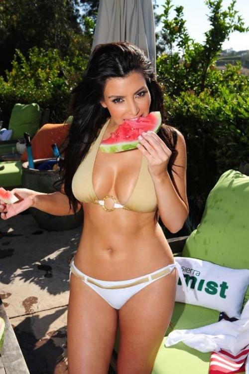 42082254_KimKardashianMalibuBikini2.jpg