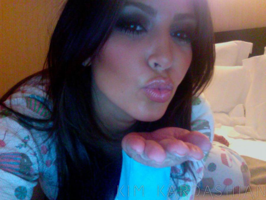 61555_kim_kardashian_milan_hotel_photobooth_pajamas_1_122_369lo.jpg