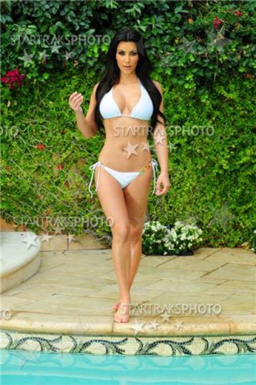 90879_KimKardashiandoingyogaandposinginbikini5_122_321lo.jpg