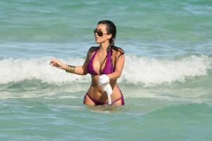 21494_KimKardashianinbikinienjoystheMiamisunandsurfinMiamiBeach16_122_528lo.jpg