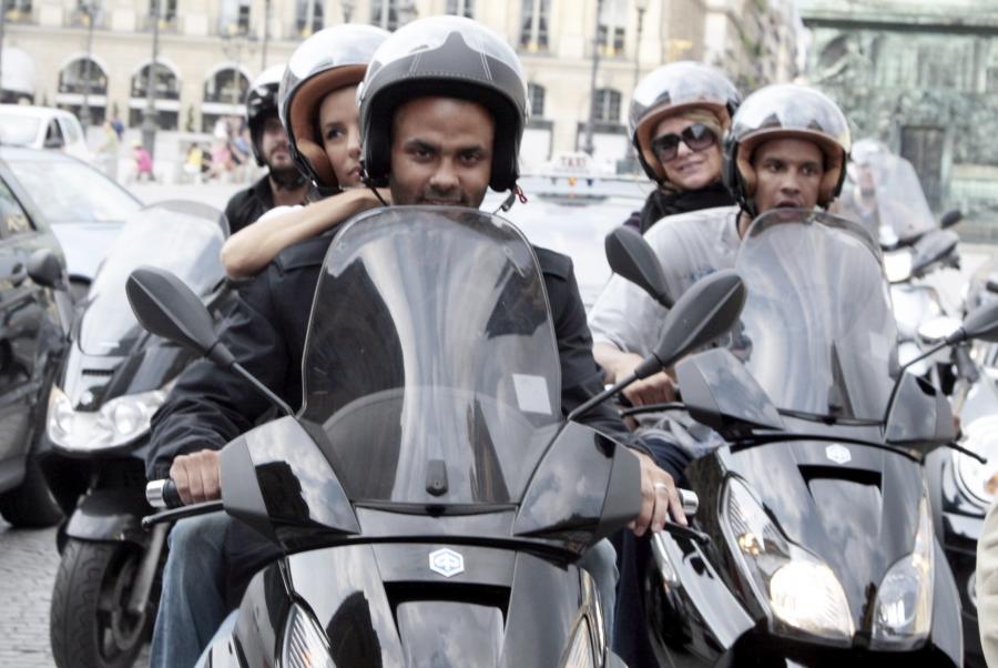 70165_Celebutopia-Eva_Longoria_and_Tony_Parker_riding_scooters_in_Paris-09_122_20lo.JPG