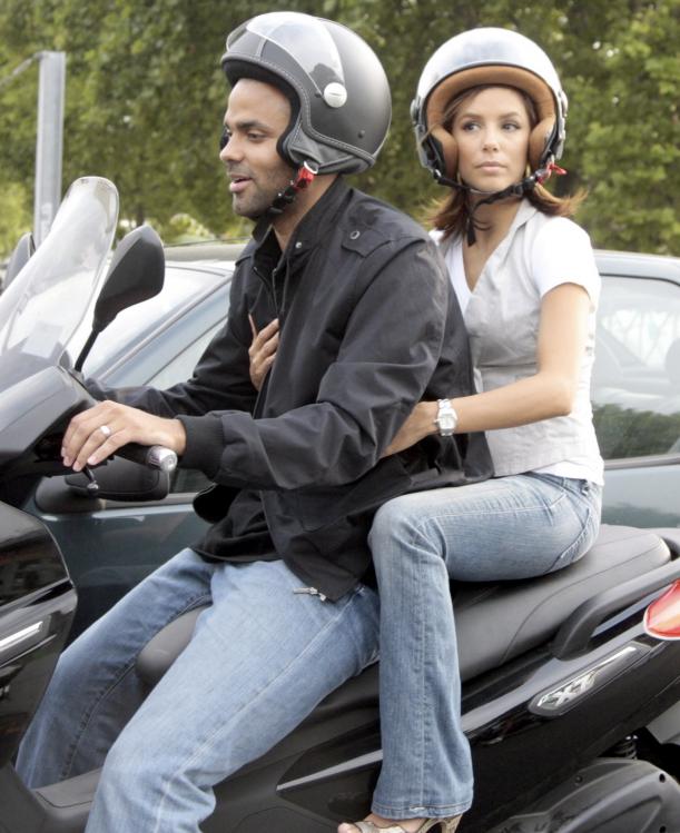 73022_Celebutopia-Eva_Longoria_and_Tony_Parker_riding_scooters_in_Paris-02_122_229lo.JPG