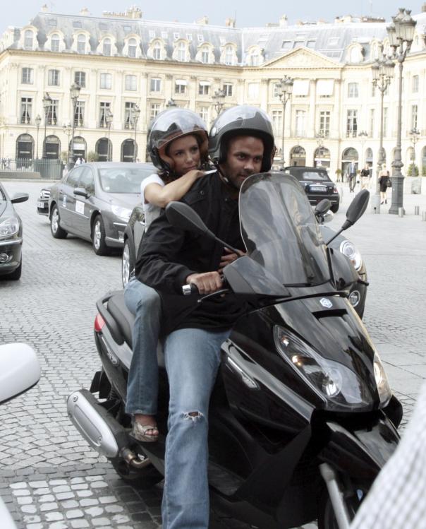 73109_Celebutopia-Eva_Longoria_and_Tony_Parker_riding_scooters_in_Paris-10_122_574lo.JPG