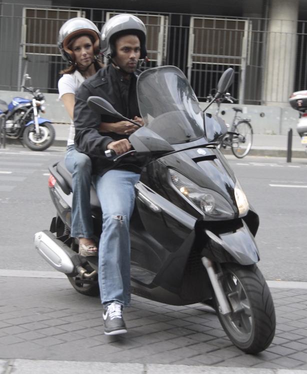 73138_Celebutopia-Eva_Longoria_and_Tony_Parker_riding_scooters_in_Paris-13_122_518lo.JPG