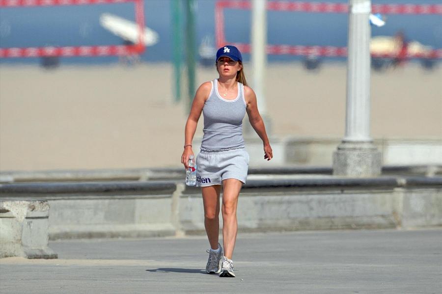 EO5X9MMUAB_Geri_Halliwell_-_Jogging_in_LA_-Aug_29_8_.jpg