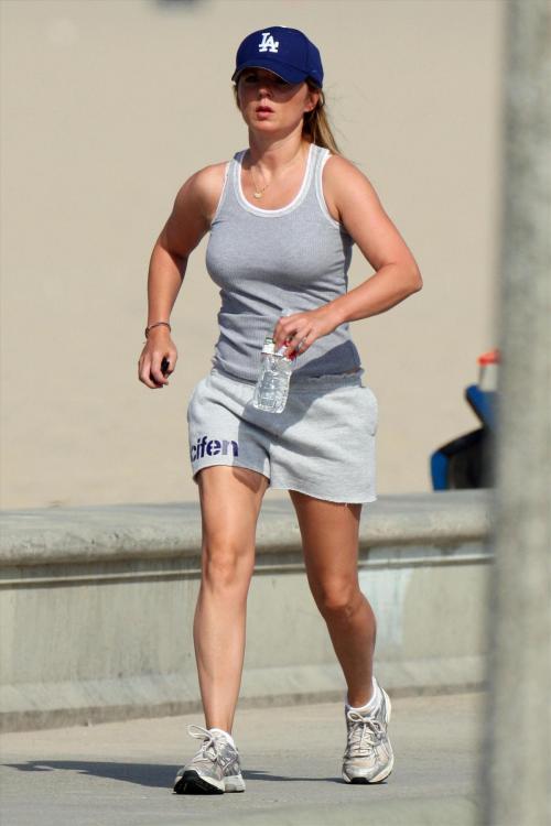 KZ617IF145_Geri_Halliwell_-_Jogging_in_LA_-Aug_29_1_.jpg