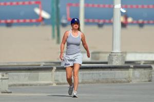 M8S2VUJ22P_Geri_Halliwell_-_Jogging_in_LA_-Aug_29_9_.jpg