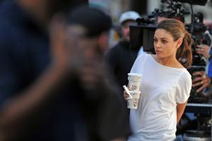 64404_MilaKunis_06_122_87lo.JPG