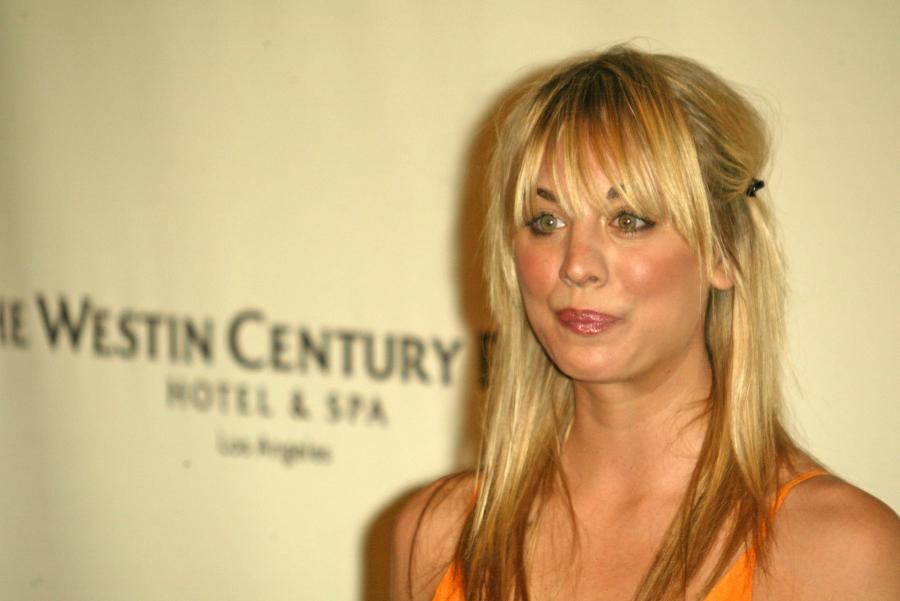 99738225_kaley-cuoco_36300.jpg