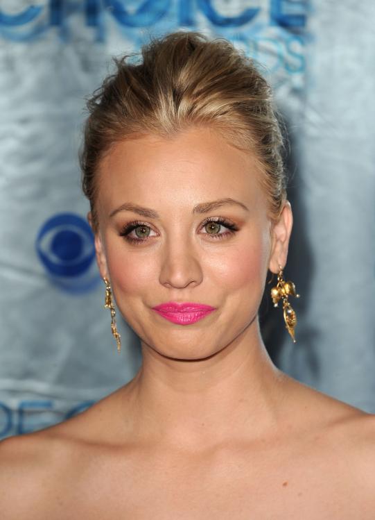 JPK0RK4FJI_Kaley_Cuoco_-_2011_Peoples_Choice_Awards_40_.jpg