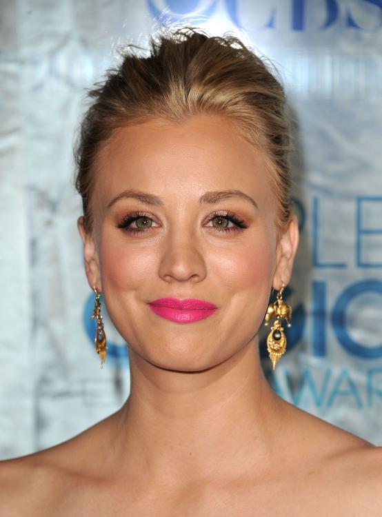 VFORJAQ4BH_Kaley_Cuoco_-_2011_Peoples_Choice_Awards_39_.jpg