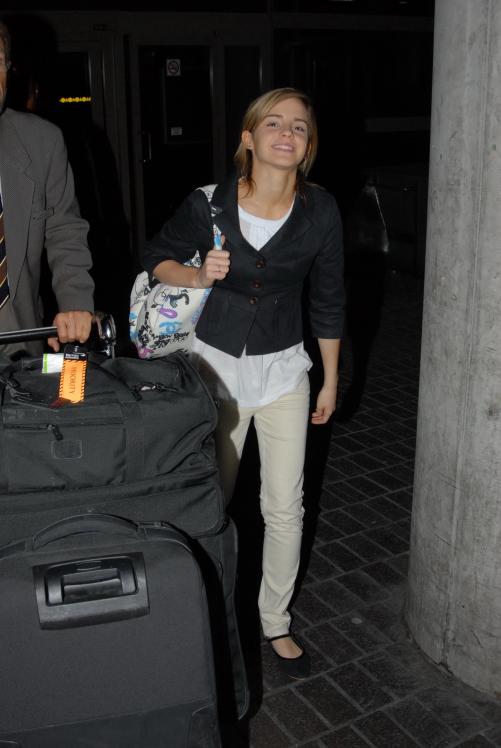 59288_Emma_Watson_LA_arrival_05_122_254lo.jpg