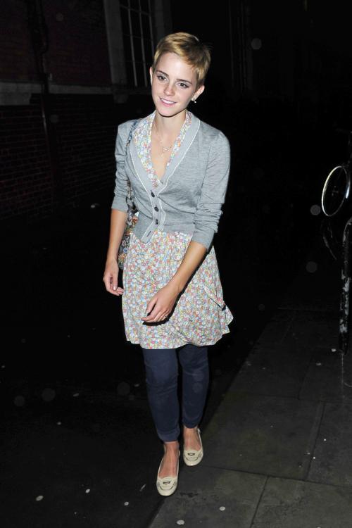 94815138_00340-emma-watson-leaving-bungalow-8-4-122-176lo.jpg