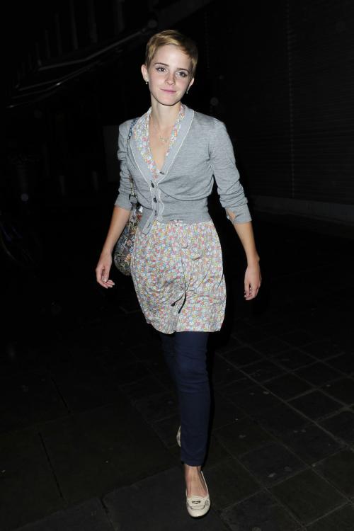 94815208_00401-emma-watson-out-in-london-2-122-387lo.jpg