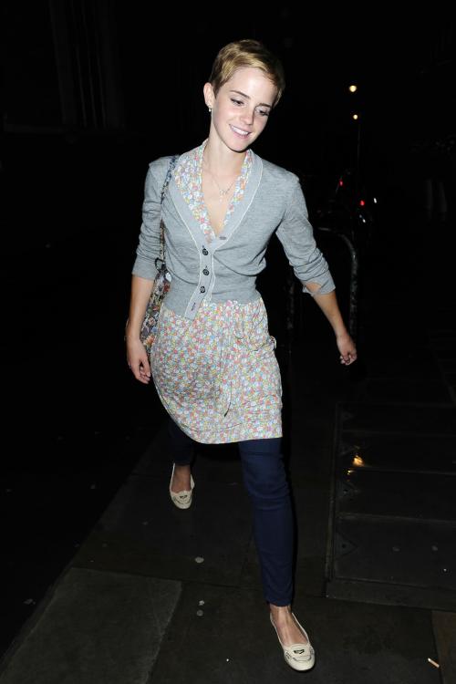 94815344_00436-emma-watson-out-in-london-4-122-588lo.jpg