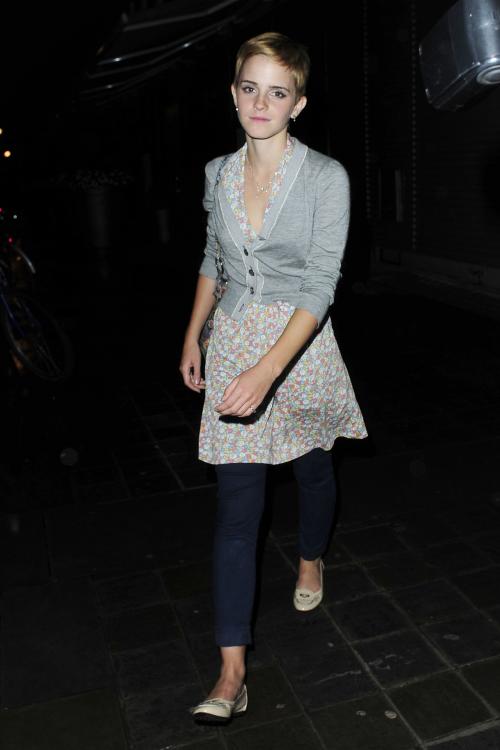 94815694_01402-emma-watson-out-in-london-1-122-439lo.jpg