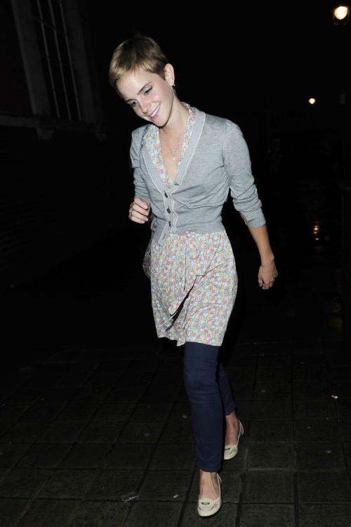 94815801_01484-emma-watson-out-in-london-11-122-233lo.jpg