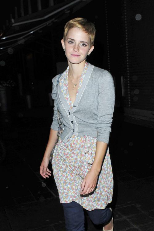 94816578_98833-emma-watson-leaving-bungalow-8-7-122-114lo.jpg