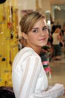 100321024_emma_shoppinghollywood-july0000008.jpg