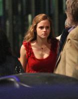 12213_Celebutopia-Emma_Watson_on_the_set_of_Harry_Potter_and_the_Deathly_Hallows_Part_I_in_London-01_122_436lo.jpg