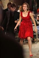12254_Celebutopia-Emma_Watson_on_the_set_of_Harry_Potter_and_the_Deathly_Hallows_Part_I_in_London-05_122_26lo.jpg