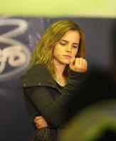 12699_Celebutopia-Emma_Watson_on_the_set_of_Harry_Potter_and_the_Deathly_Hallows_Part_I_in_London-06_122_228lo.jpg