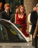 12763_Celebutopia-Emma_Watson_on_the_set_of_Harry_Potter_and_the_Deathly_Hallows_Part_I_in_London-09_122_535lo.jpg