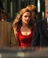 12777_Celebutopia-Emma_Watson_on_the_set_of_Harry_Potter_and_the_Deathly_Hallows_Part_I_in_London-11_122_187lo.jpg