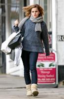 15868_3LD4VEZBBA_Emma_Watson_-_Shopping_in_London_-_February_11_4__122_526lo.jpg