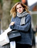 15874_4BCPEXCNLS_Emma_Watson_-_Shopping_in_London_-_February_11_6__122_257lo.jpg