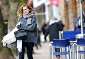 15877_49CURDIEUM_Emma_Watson_-_Shopping_in_London_-_February_11_8__122_1074lo.jpg