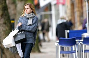 15885_98LM3EGTBM_Emma_Watson_-_Shopping_in_London_-_February_11_7__122_1058lo.jpg