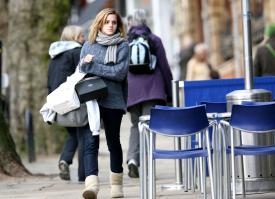 15891_A8DY2DVQYZ_Emma_Watson_-_Shopping_in_London_-_February_11_5__122_545lo.jpg