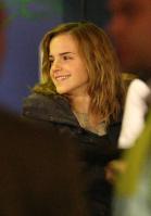 44820_L8R3EDM06V_Emma_Watson_-_On_Set_Of_Harry_Potter_and_the_Deathly_Hallows_-_April_20_8__122_229lo.jpg
