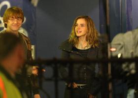 44837_RU6XHOYFG3_Emma_Watson_-_On_Set_Of_Harry_Potter_and_the_Deathly_Hallows_-_April_20_16__122_253lo.jpg