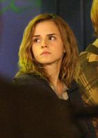 44851_ZR9BVMUMXT_Emma_Watson_-_On_Set_Of_Harry_Potter_and_the_Deathly_Hallows_-_April_20_7__122_455lo.jpg