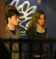 44880_TZB8XOP53H_Emma_Watson_-_On_Set_Of_Harry_Potter_and_the_Deathly_Hallows_-_April_20_15__122_28lo.jpg