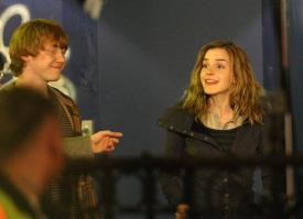 44882_S7BR5SPQRC_Emma_Watson_-_On_Set_Of_Harry_Potter_and_the_Deathly_Hallows_-_April_20_12__122_399lo.jpg