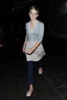 94815933_01526-emma-watson-out-in-london-10-122-524lo.jpg