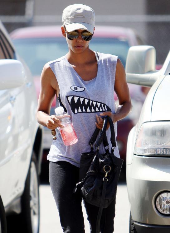 70643_HalleBerryleavingthegyminWestHollywood2.7.2010_02_122_234lo.jpg